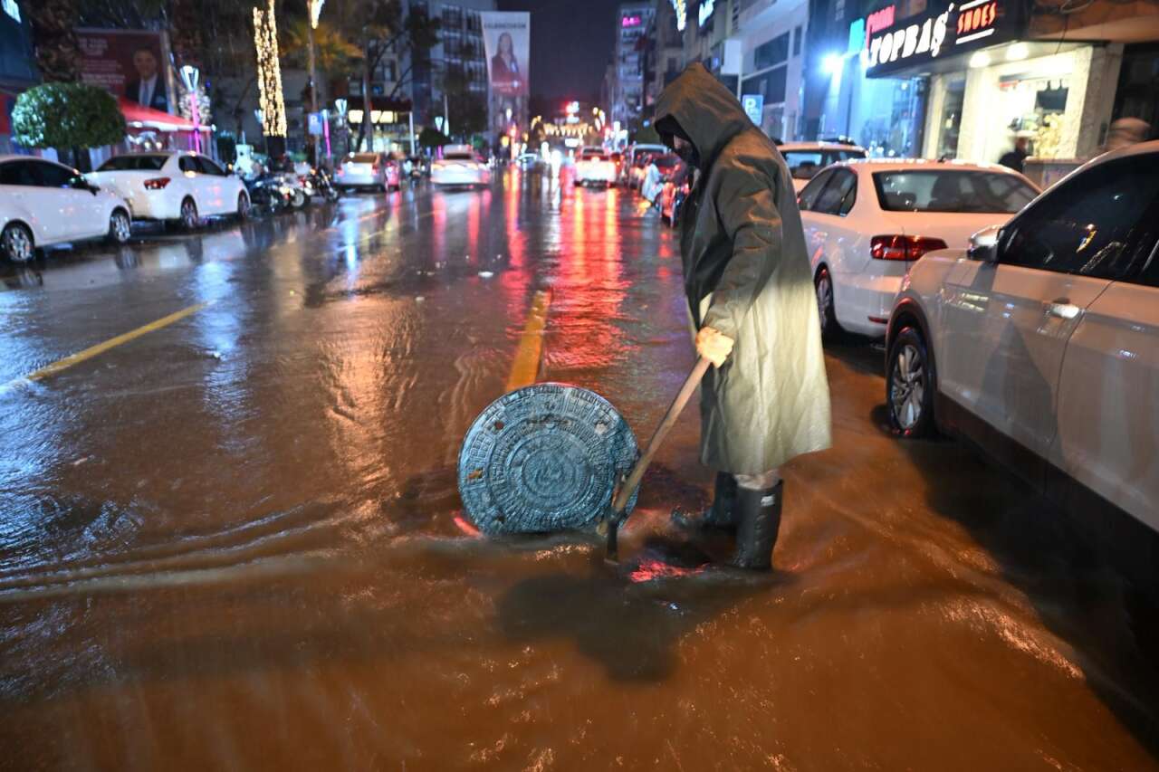 Manisa'da yağış mesaisi: Ekipler tüm gece çalıştı 4